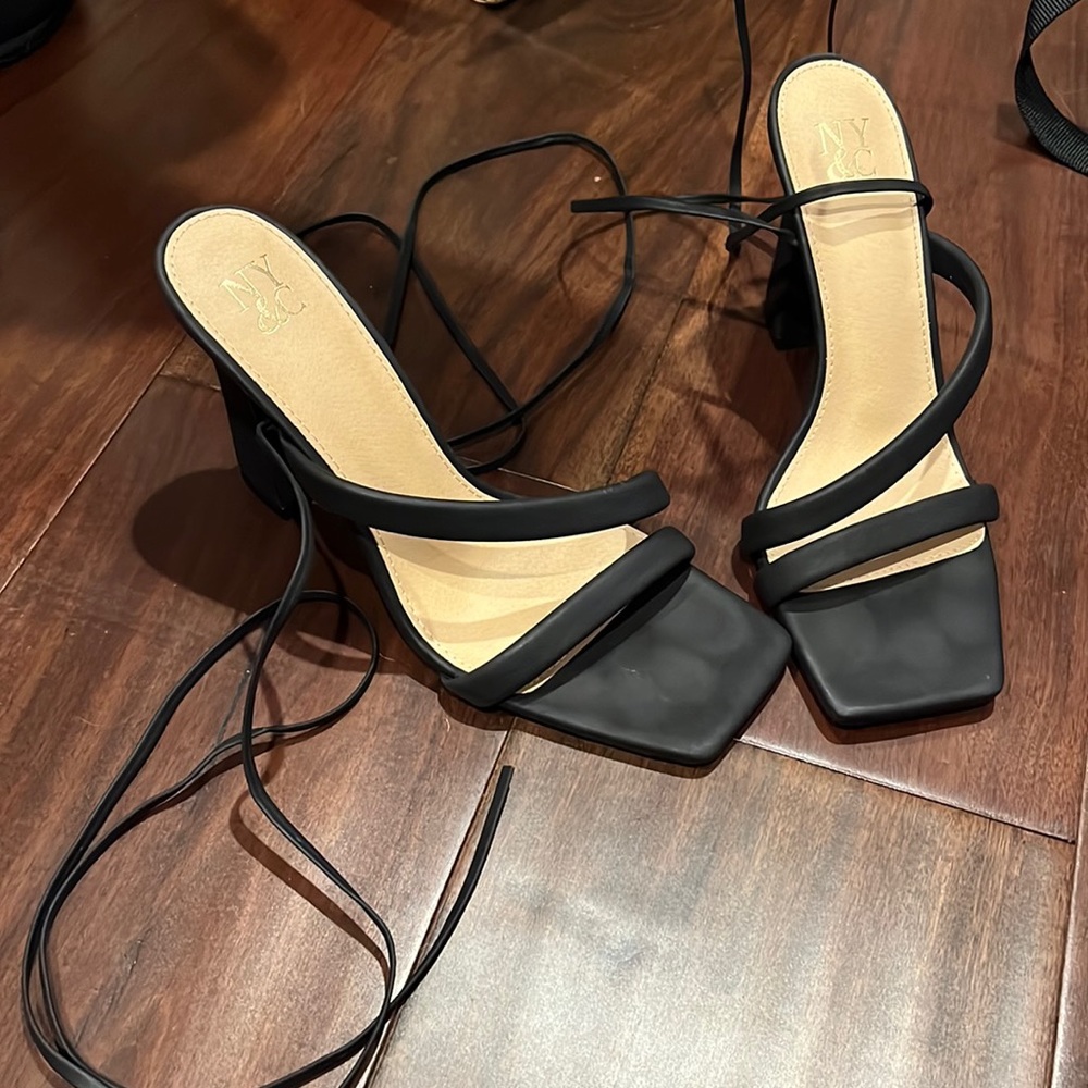 NY&C 4 in black lace up heels